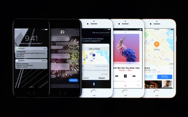 새로운 아이폰 공식 애플 사이트에 7의 사진 — 스톡 사진