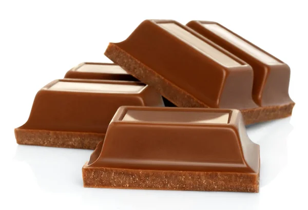 Barras de chocolate quebradas no fundo branco — Fotografia de Stock