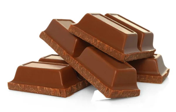 Barras de chocolate quebradas no fundo branco — Fotografia de Stock
