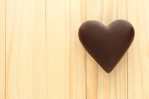 Cuori di cioccolato nero su sfondo di legno — Foto Stock