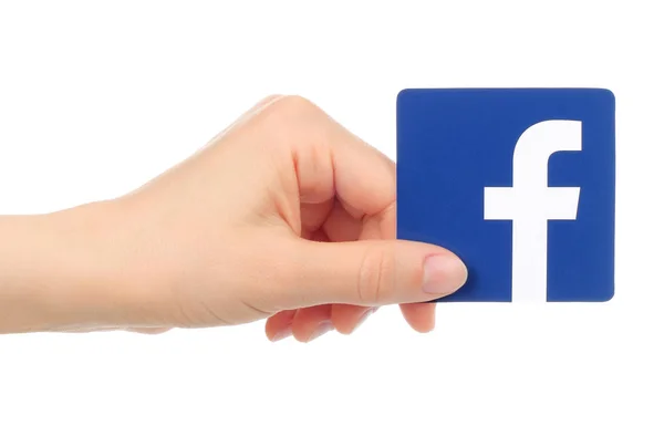 Mano sostiene icono de Facebook — Foto de Stock