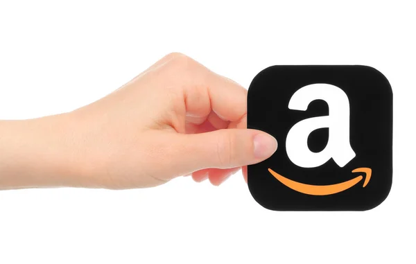 Рука держит значок Amazon — стоковое фото
