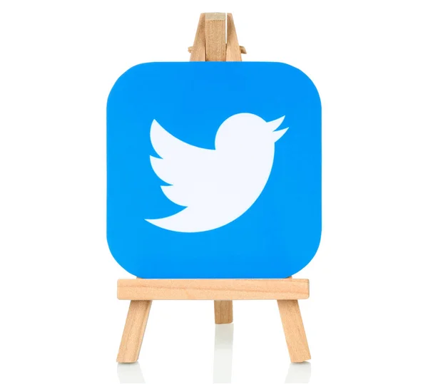 Twitter 徽标放置在木制画架上 — 图库照片
