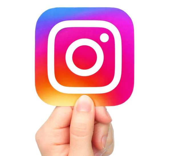 Mano sostiene icono de Instagram — Foto de Stock