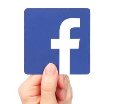 Beyaz arka plan üzerinde izole Facebook el tutar