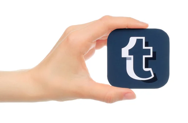 La mano sostiene el icono de Tumblr sobre fondo blanco —  Fotos de Stock