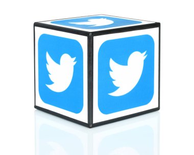 Beyaz arka plan üzerinde Twitter Simgeler ile küp