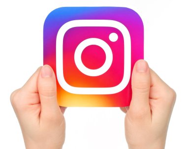 Ellerini tutar Instagram simgesi beyaz arka plan üzerinde