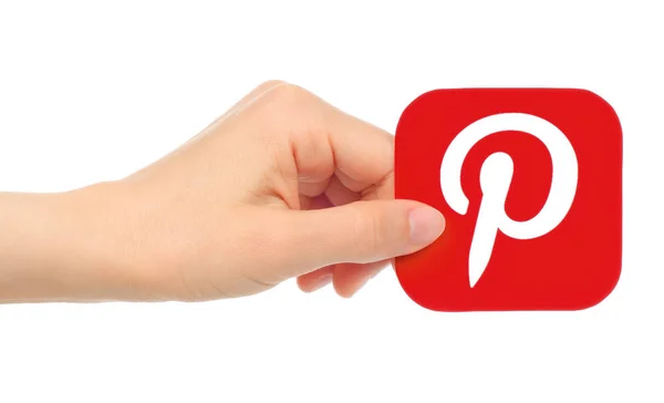 Ręką trzyma Pinterest logo na białym tle — Zdjęcie stockowe
