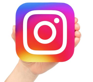 El Instagram simgesi beyaz arka plan üzerinde tutar.