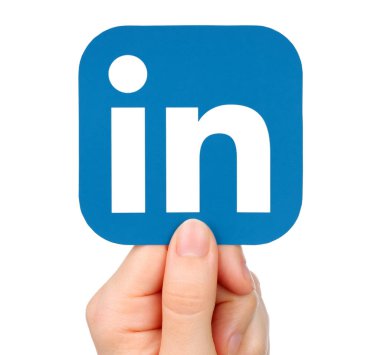 El LinkedIn simgesi beyaz arka plan üzerinde tutar.