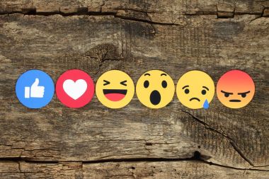 Ahşap arka plan üzerinde empatik Emoji tepkiler