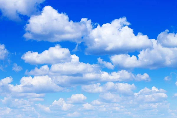 Céu azul com nuvens brancas — Fotografia de Stock