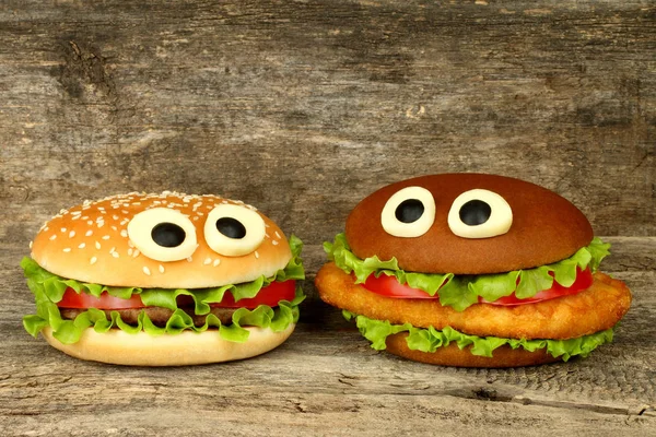 Dois grandes hambúrgueres engraçados com olhos de queijo — Fotografia de Stock