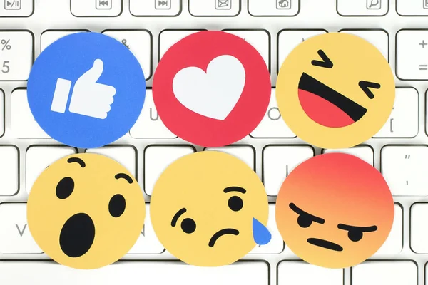 Emoji empático Reacciones en el teclado de la computadora — Foto de Stock
