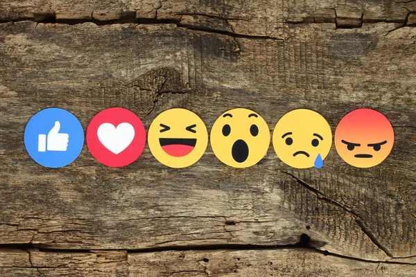 Emoji empático Reacciones sobre fondo de madera —  Fotos de Stock