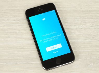 Twitter giriş web sayfasında onun perde ile akıllı telefon