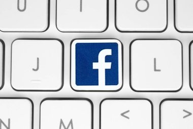 Facebook logosu beyaz bilgisayar klavye üzerinde yer