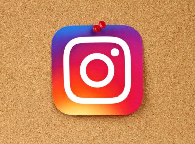 Mantar zemin üzerine tutturulmuş Instagram logosu