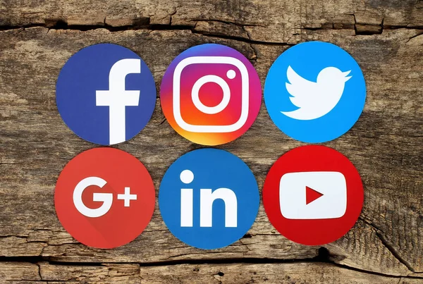 Famous round social media icons on wooden background — Stock Photo, Image