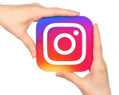 Ellerini Instagram simgesi kağıda basılı tutun