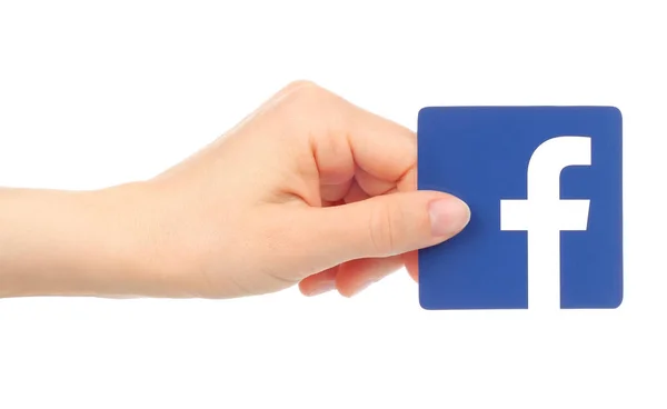 Ręką trzyma Facebook ikona — Zdjęcie stockowe