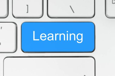 Klavye üzerinde kelime öğrenme ile mavi düğme