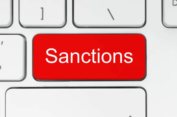 Botão vermelho com sanções palavra no teclado — Fotografia de Stock