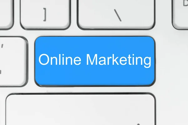 Niebieski przycisk z online marketing słowa na klawiaturze — Zdjęcie stockowe