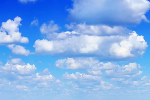 Cielo azul con nubes blancas — Foto de Stock