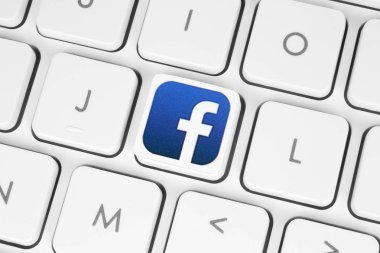 Bilgisayar klavye üzerinde yerleştirilen Facebook logosu