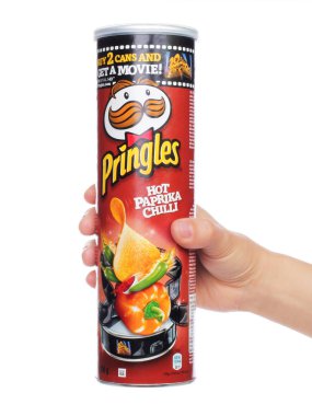 Pringles özgün patates cipsi kadın elinde kutu