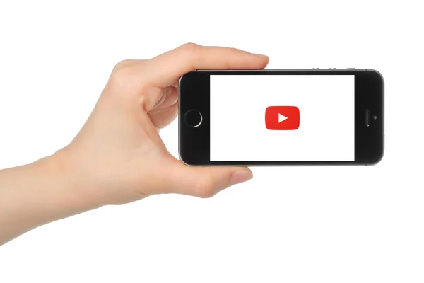 Mână deține iPhone 5s Space Gray cu logo-ul Youtube — Fotografie, imagine de stoc