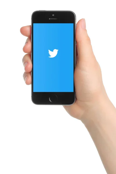 Hånden holder iPhone 5 's Space Gray med Twitter-logo – stockfoto