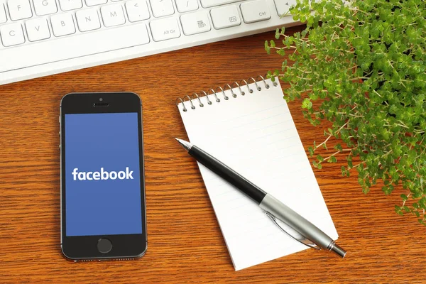 Facebook logo üstünde onun perde ile iPhone