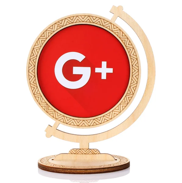 Logo kertas Google Plus ditempatkan di globe kayu — Stok Foto