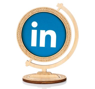 Ahşap küre yerleştirilen LinkedIn daire simgesi