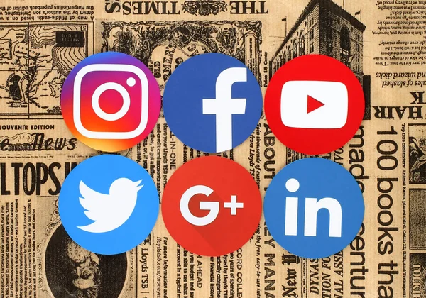 Ícones de mídia social redondos populares no jornal retro — Fotografia de Stock