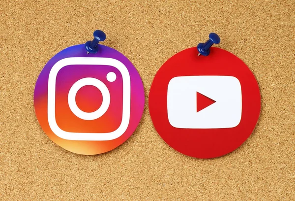 Ikon YouTube dan Instagram disematkan pada papan buletin cork — Stok Foto
