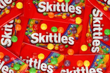 Skittles çok renkli meyve şekerleri paketleri arka plan