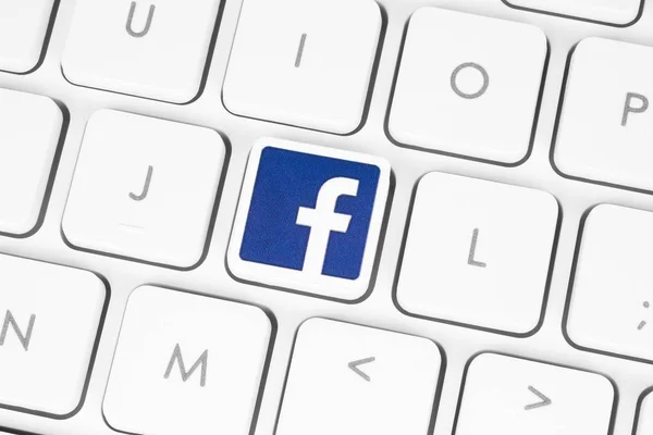 Facebook logo weiße computer-tastatur — Stockfoto