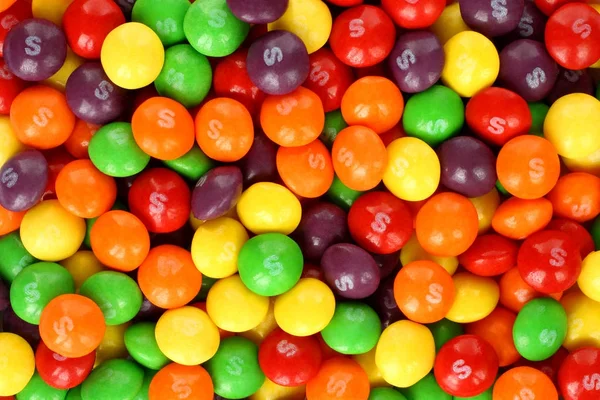 Skittles frutas multicoloridas doces fundo — Fotografia de Stock