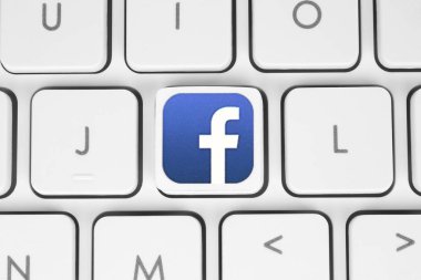 Facebook logosu beyaz bilgisayar klavye üzerinde yer