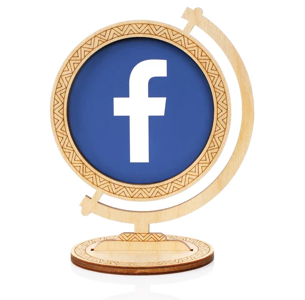 Facebook ikona koło umieszczone w świecie drewniane — Zdjęcie stockowe