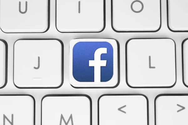 Logotipo do Facebook colocado no teclado do computador branco — Fotografia de Stock