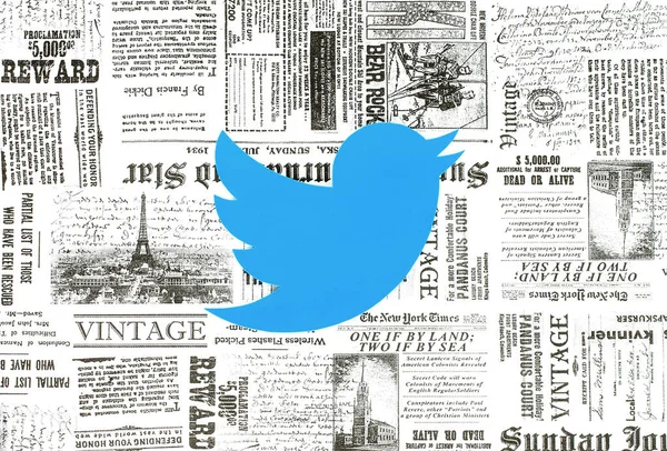 Logo Twitteru kladen na pozadí retro noviny — Stock fotografie