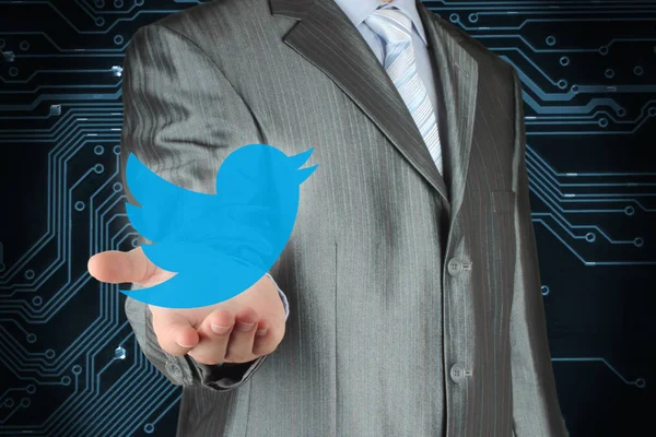 Бизнесмен держит значок Twitter — стоковое фото