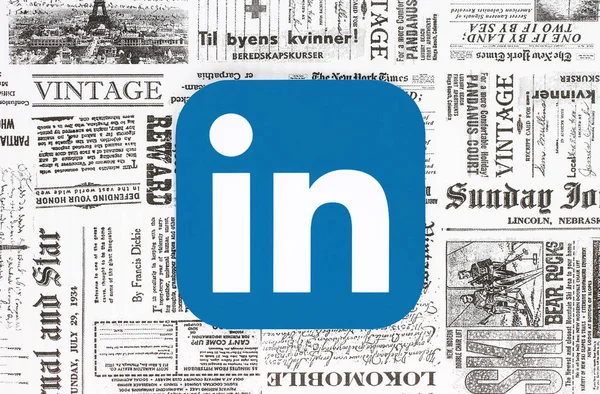 LinkedIn ikona na tle retro gazety — Zdjęcie stockowe