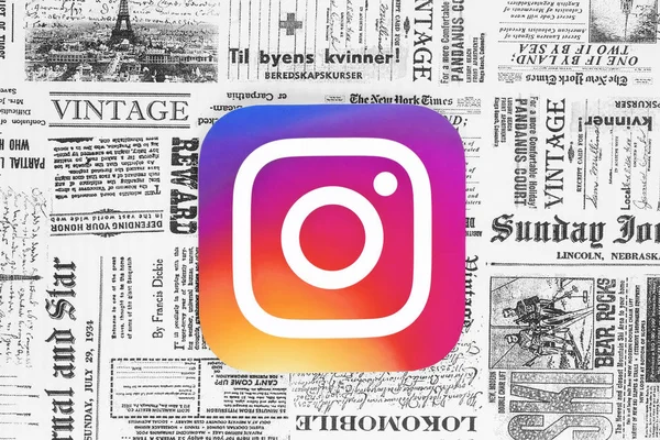 Ikon Instagram pada latar belakang surat kabar retro — Stok Foto