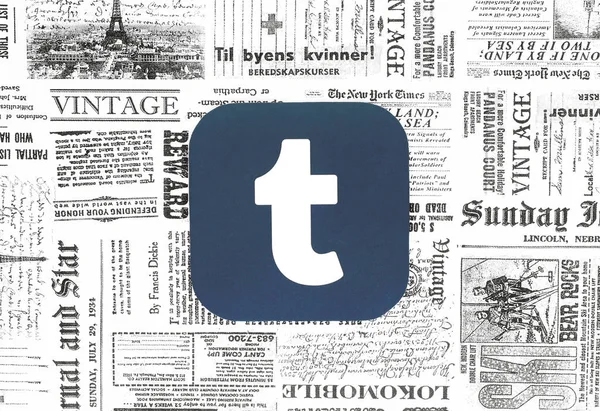 Tumblr-Symbol auf Retro-Zeitungshintergrund — Stockfoto